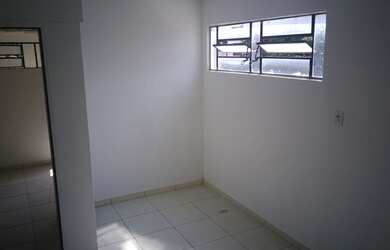 Imagem: A casa possui 1 Dormitório e 1 Banheiro e está localizado