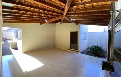 Imagem: A casa possui 3 Dormitórios, 3 Banheiros, 2 Vagas na garagem