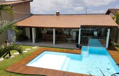 Imagem: A casa possui 3 Dormitórios, 3 Banheiros, 2 Vagas na garagem