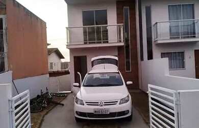 Imagem: A casa possui 2 Dormitórios, 3 Banheiros e 1 Vaga na garagem