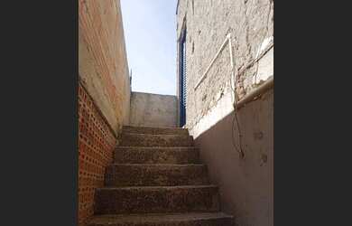 Imagem: A casa possui 1 Dormitório, 1 Banheiro e está localizado