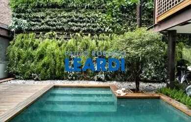 Imagem: A casa possui 4 Dormitórios, 4 Banheiros, 346m² de Área e