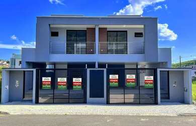 Imagem: A casa possui 3 Dormitórios, 2 Banheiros, 2 Vagas na garagem