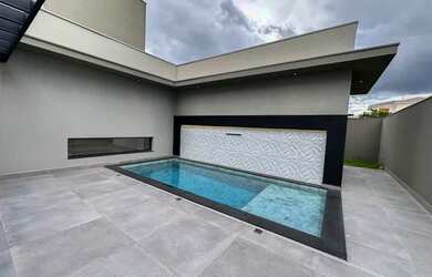 Imagem: A casa em condomínio possui 3 Dormitórios, 1 Banheiro, 2 Vagas