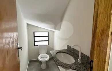 Imagem: A casa possui 2 Dormitórios, 2 Banheiros, 2 Vagas na garagem