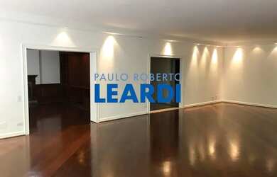 Imagem: O apartamento possui 5 Dormitórios, 5 Banheiros, 4 Vagas na