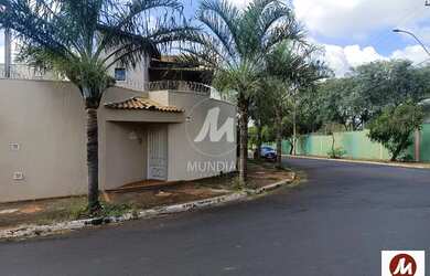 Imagem: O depósito possui 3 Vagas na garagem, 200m² de Área e está