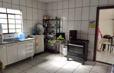 Imagem: A casa possui 2 Dormitórios, 1 Banheiro, 2 Vagas na garagem