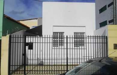 Imagem: A casa possui 1 Dormitório, 2 Banheiros, 1 Vaga na garagem