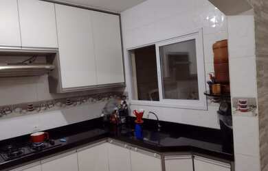 Imagem: A casa possui 3 Dormitórios, 1 Banheiro, 2 Vagas na garagem