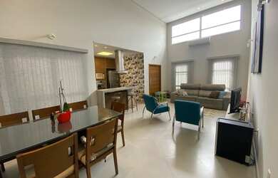 Imagem: A casa possui 3 Dormitórios, 3 Banheiros, 2 Vagas na garagem