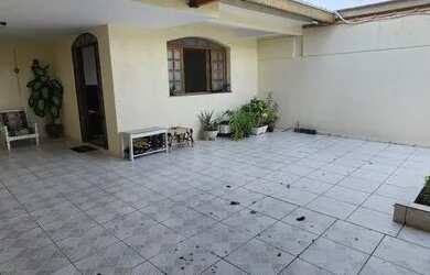 Imagem: A casa possui 5 Dormitórios, 3 Banheiros, 3 Vagas na garagem