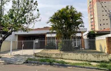 Imagem: A casa possui 3 Dormitórios, 3 Banheiros, 4 Vagas na garagem