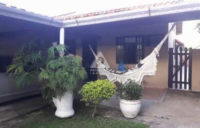 Imagem: A casa à venda possui 3 Dormitórios, 2 Banheiros, 2 Vagas