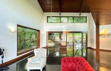 Imagem: A casa em condomínio possui 5 Dormitórios, 5 Banheiros, 5