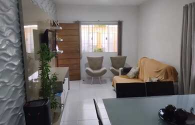 Imagem: A casa possui 2 Dormitórios, 2 Banheiros, 2 Vagas na garagem