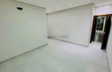 Imagem: A casa possui 3 Dormitórios, 1 Banheiro, 2 Vagas na garagem