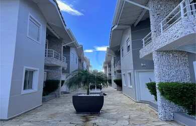 Imagem: A casa em condomínio possui 3 Dormitórios, 3 Banheiros, 2