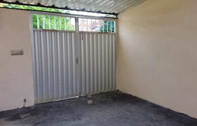 Imagem: A casa possui 2 Dormitórios, 2 Banheiros, 2 Vagas na garagem