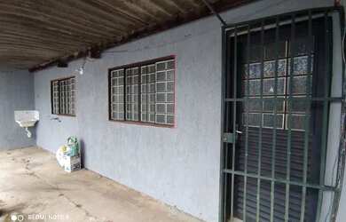 Imagem: A casa possui 2 Dormitórios, 1 Banheiro, 2 Vagas na garagem