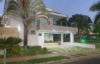 Imagem: A casa possui 3 Dormitórios, 2 Banheiros, 3 Vagas na garagem