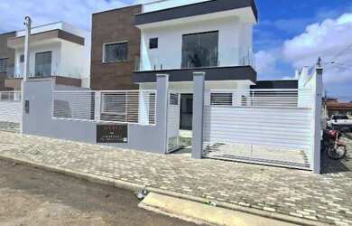 Imagem: A casa possui 3 Dormitórios, 2 Banheiros, 2 Vagas na garagem