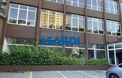 Imagem: O depósito possui 5 Vagas na garagem, 640m² de Área e está