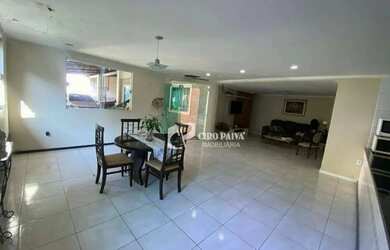 Imagem: A casa possui 3 Dormitórios, 4 Banheiros, 5 Vagas na garagem