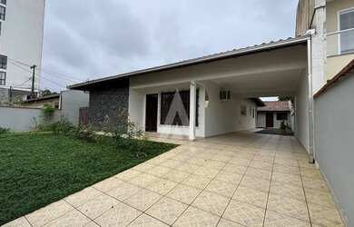 Imagem: A casa possui 4 Dormitórios, 3 Banheiros, 3 Vagas na garagem