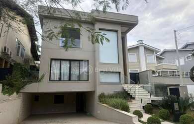 Imagem: A casa em condomínio possui 4 Dormitórios, 5 Banheiros, 4