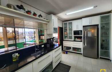 Imagem: A casa possui 4 Dormitórios, 5 Banheiros, 4 Vagas na garagem