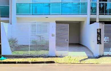 Imagem: A casa possui 3 Dormitórios, 2 Banheiros, 1 Vaga na garagem