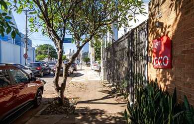 Imagem: A casa possui 4 Dormitórios, 4 Banheiros, 5 Vagas na garagem