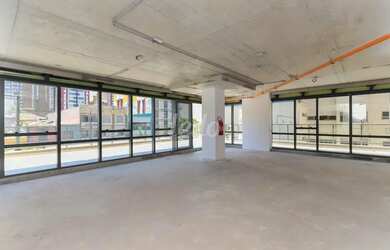 Imagem: O depósito possui 1 Vaga na garagem e 210m² de Área e está