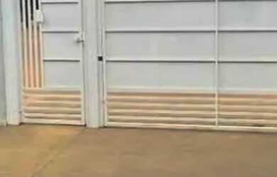 Imagem: A casa possui 2 Dormitórios, 1 Banheiro e 1 Vaga na garagem