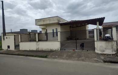 Imagem: A casa possui 2 Dormitórios, 1 Banheiro, 2 Vagas na garagem