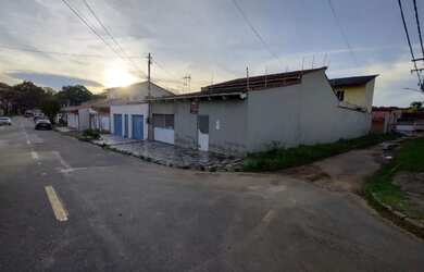 Imagem: A casa possui 4 Dormitórios, 4 Banheiros, 3 Vagas na garagem