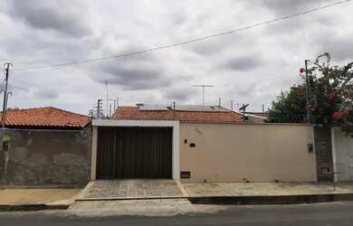 Imagem: A casa possui 3 Dormitórios, 3 Banheiros, 4 Vagas na garagem