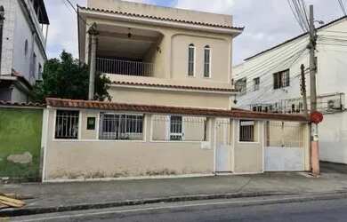 Imagem: A casa possui 4 Dormitórios, 3 Banheiros, 3 Vagas na garagem