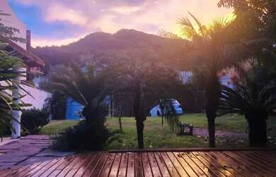 Imagem: A casa possui 3 Dormitórios, 2 Banheiros, 2 Vagas na garagem