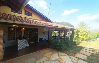 Imagem: A casa possui 4 Dormitórios, 2 Banheiros, 2 Vagas na garagem