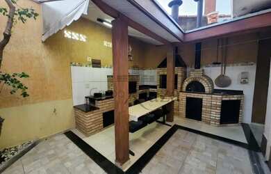 Imagem: A casa possui 3 Dormitórios, 2 Banheiros, 2 Vagas na garagem