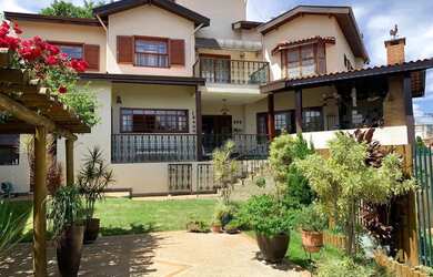 Imagem: A casa em condomínio possui 5 Dormitórios, 5 Banheiros, 5