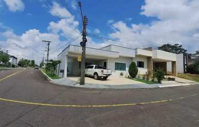 Imagem: A casa possui 3 Dormitórios, 4 Banheiros, 2 Vagas na garagem