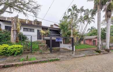 Imagem: A casa possui 4 Dormitórios, 5 Banheiros, 4 Vagas na garagem