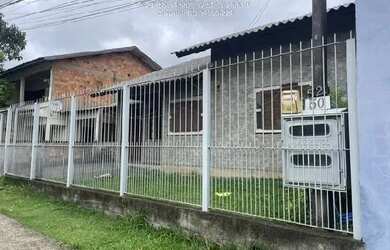 Imagem: A casa possui 2 Dormitórios, 1 Banheiro, 1 Vaga na garagem