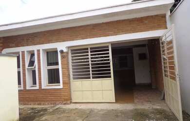 Imagem: A casa possui 3 Dormitórios, 1 Banheiro, 3 Vagas na garagem