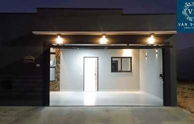 Imagem: A casa possui 3 Dormitórios, 2 Banheiros, 2 Vagas na garagem