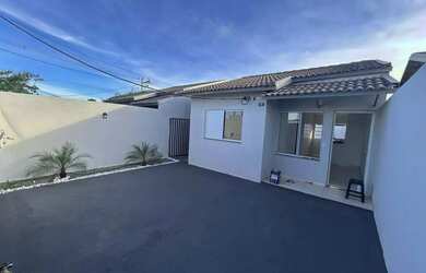 Imagem: A casa possui 2 Dormitórios, 1 Banheiro, 2 Vagas na garagem