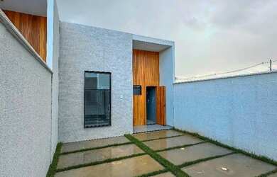 Imagem: A casa possui 3 Dormitórios, 2 Banheiros, 2 Vagas na garagem